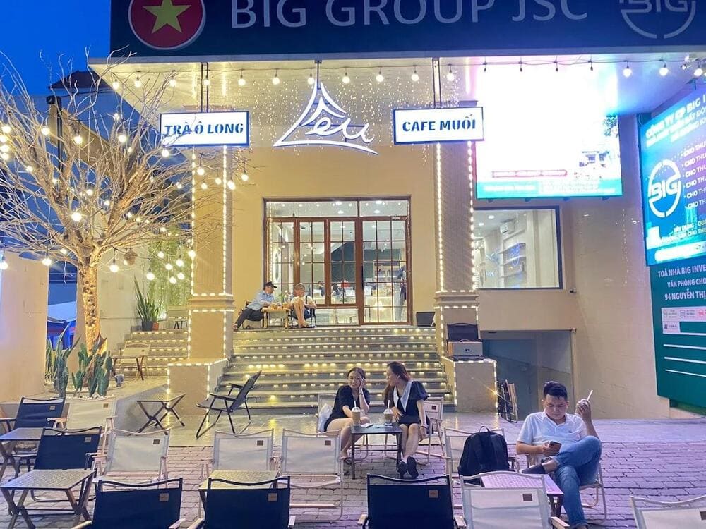 Lều mang lại cảm gi&aacute;c thoải m&aacute;i với b&agrave;n ghế kiểu vỉa h&egrave; quen thuộc trong kh&ocirc;ng gian rộng tho&aacute;ng (Nguồn: X&acirc;y Dựng Vạn Th&agrave;nh)